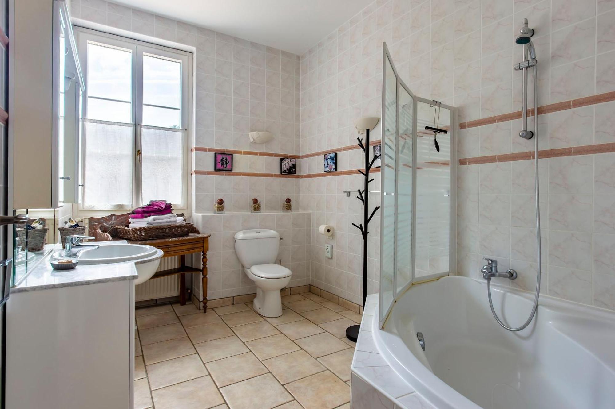 Chateau De Bellevue B&B Et Appartements Avec Piscine Saisonal Chauffee Et Chambres Partout Climatisees Saint-Avit  Rom bilde